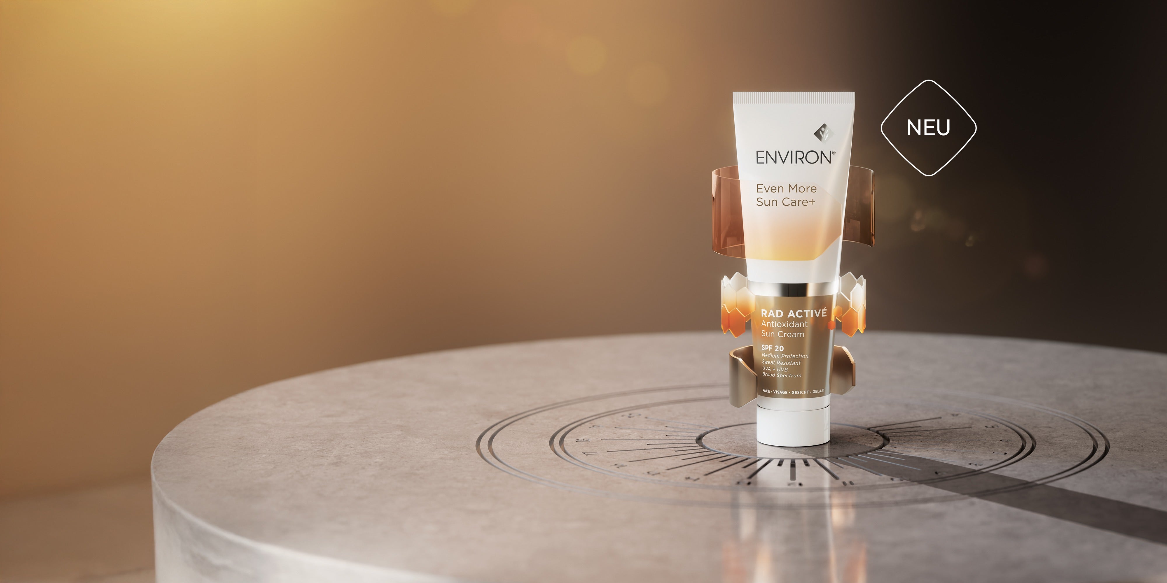 Produktdarstellung der Sonnencreme „Even More Sun Care+ RAD ACTIVÉ Antioxidant Sun Cream SPF 20“ von Environ auf Podest mit Hinweis „Neu“.