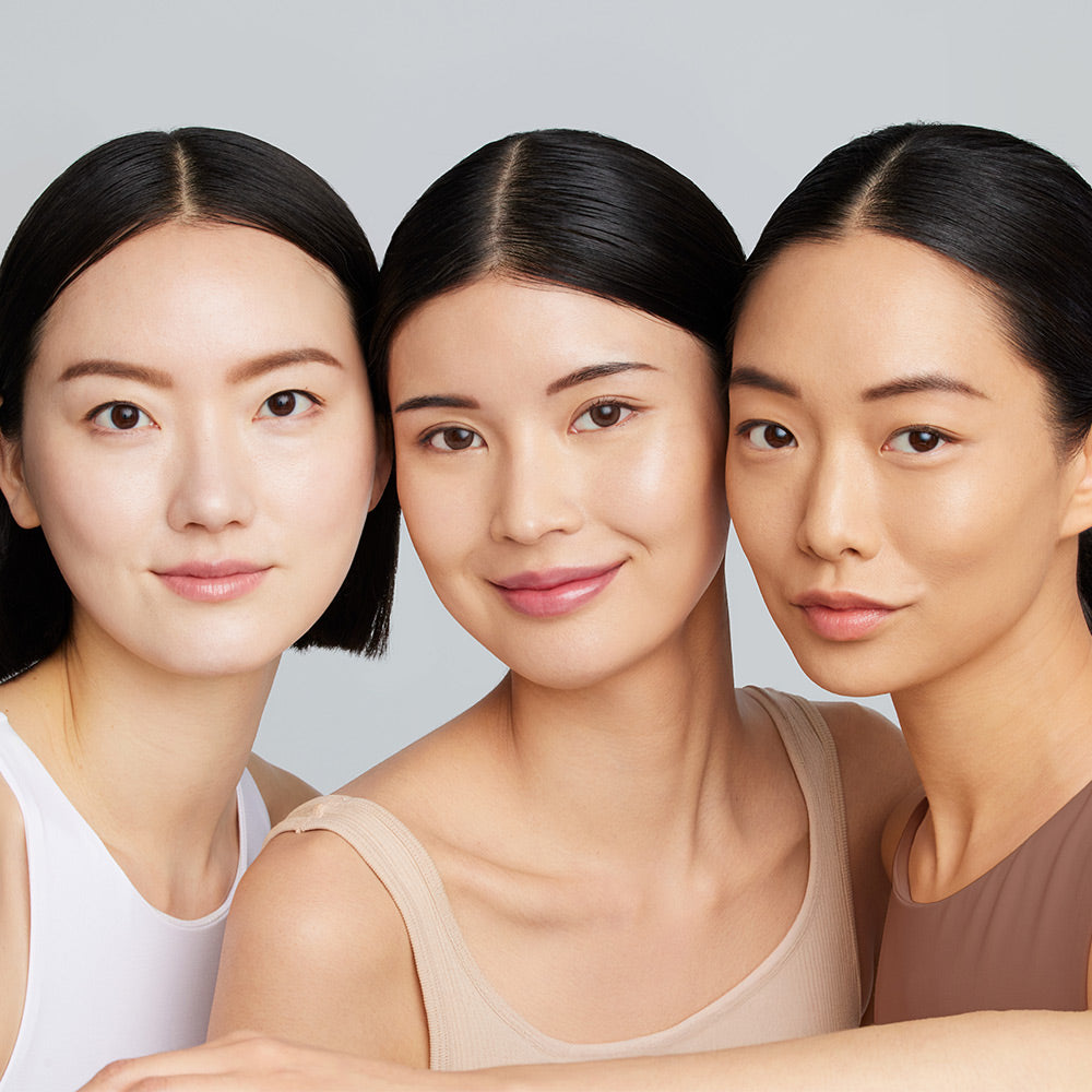 Ein Gruppenbild von 3 jungen Frauen, welche die jane iredale Skintuition Foundation tragen und in die Kamera lächeln